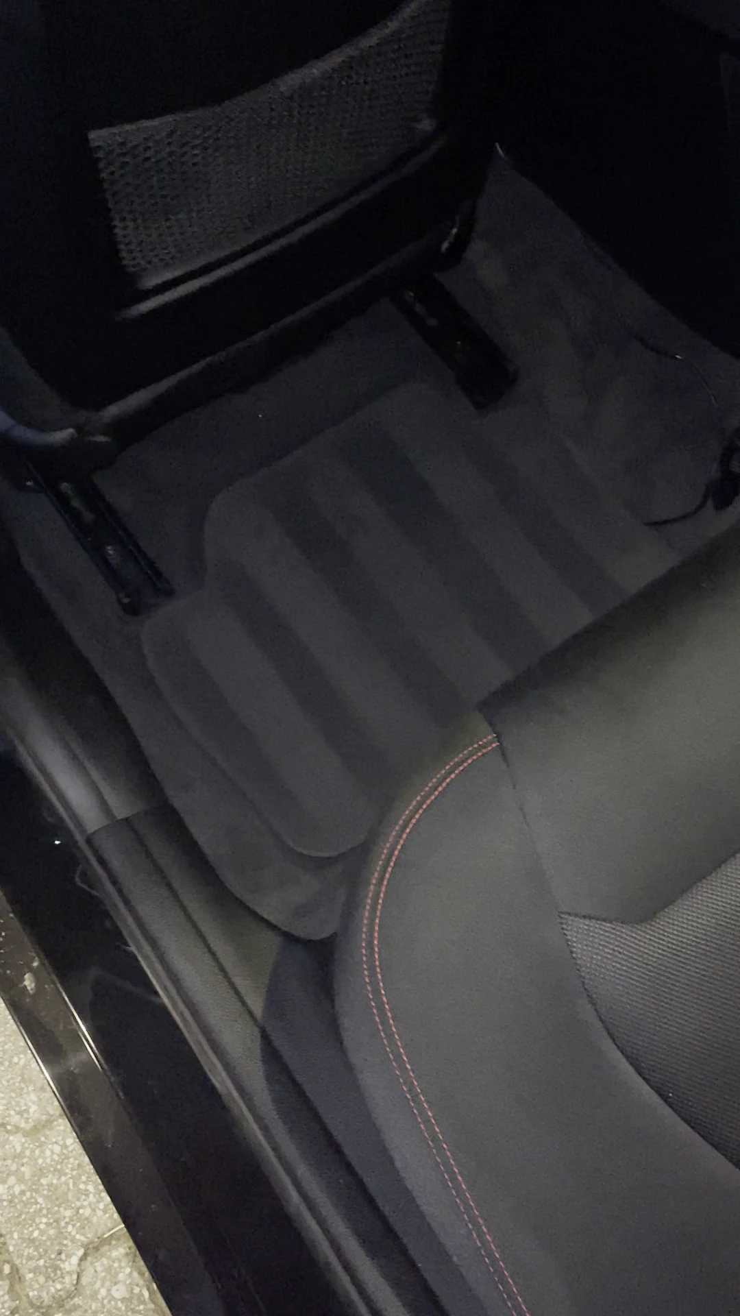 BMW Fußraum hinten links nach der Reinigung