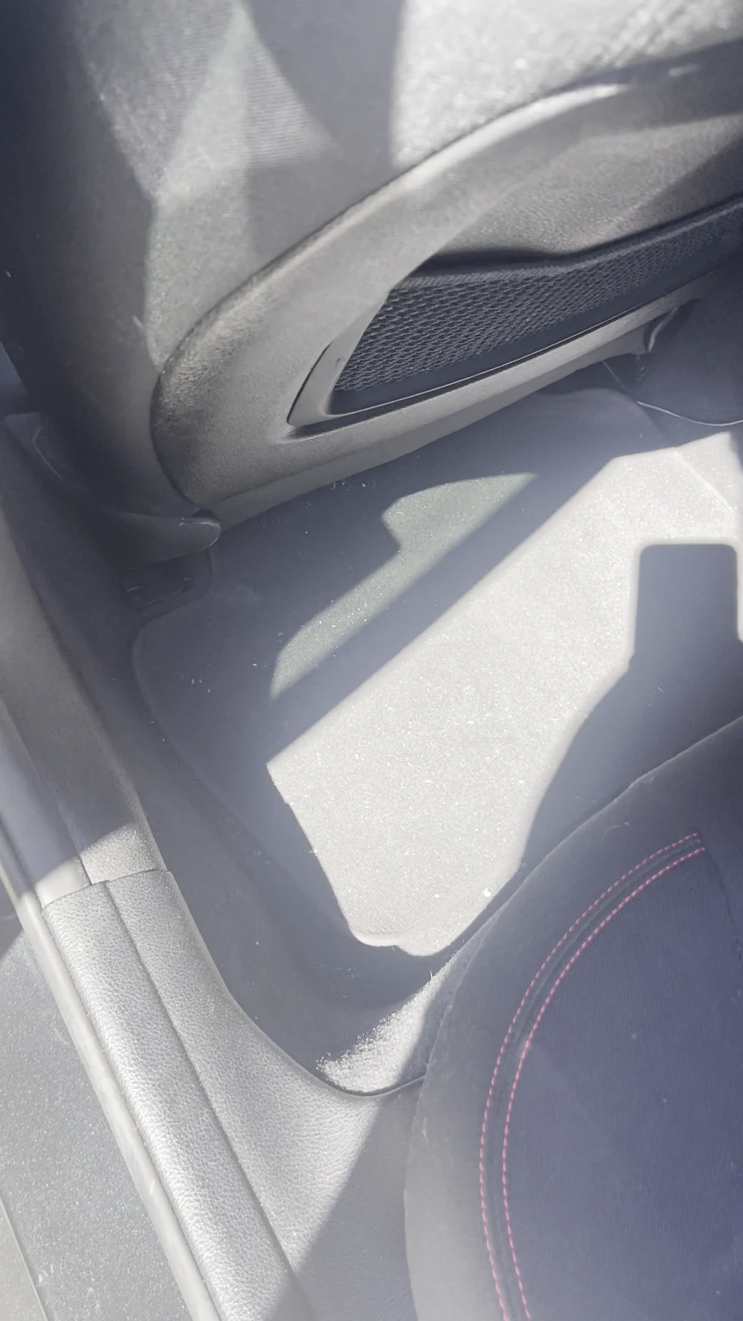 BMW Fußraum hinten links vor der Reinigung
