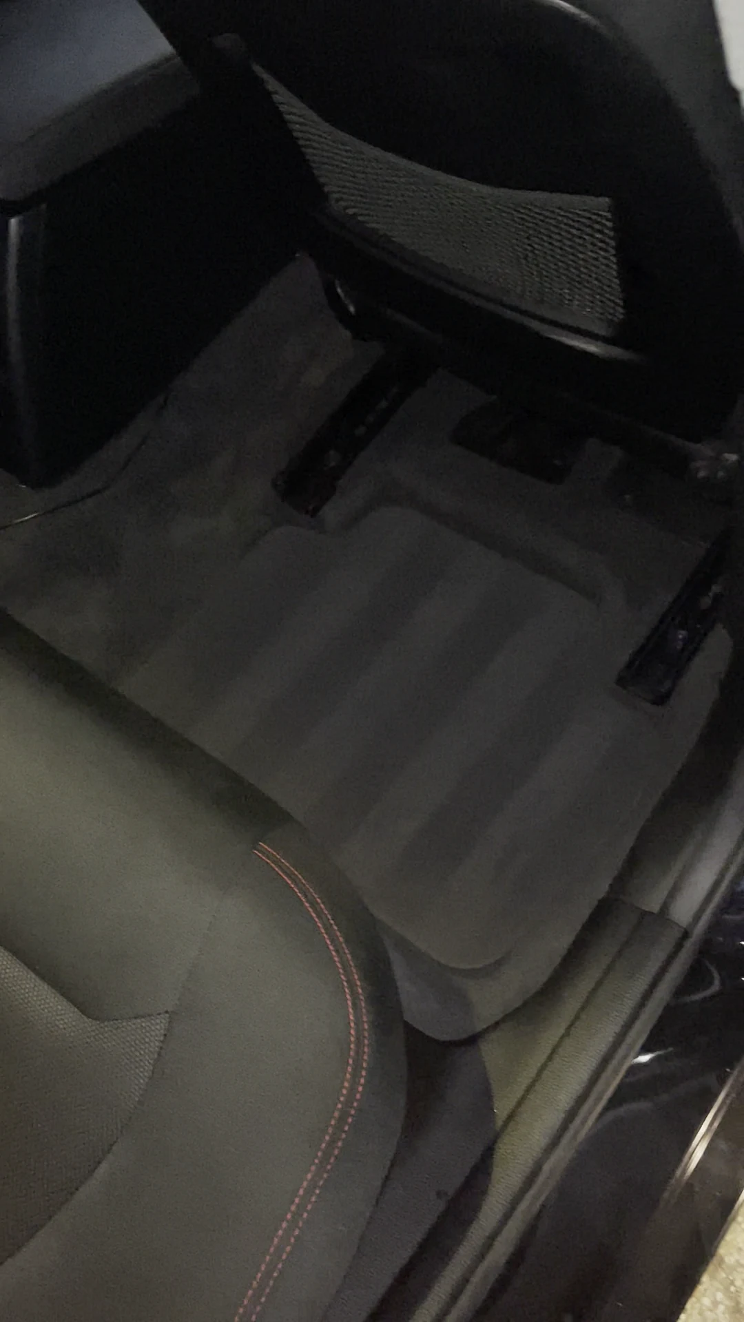 BMW Fußraum hinten rechts nach der Reinigung