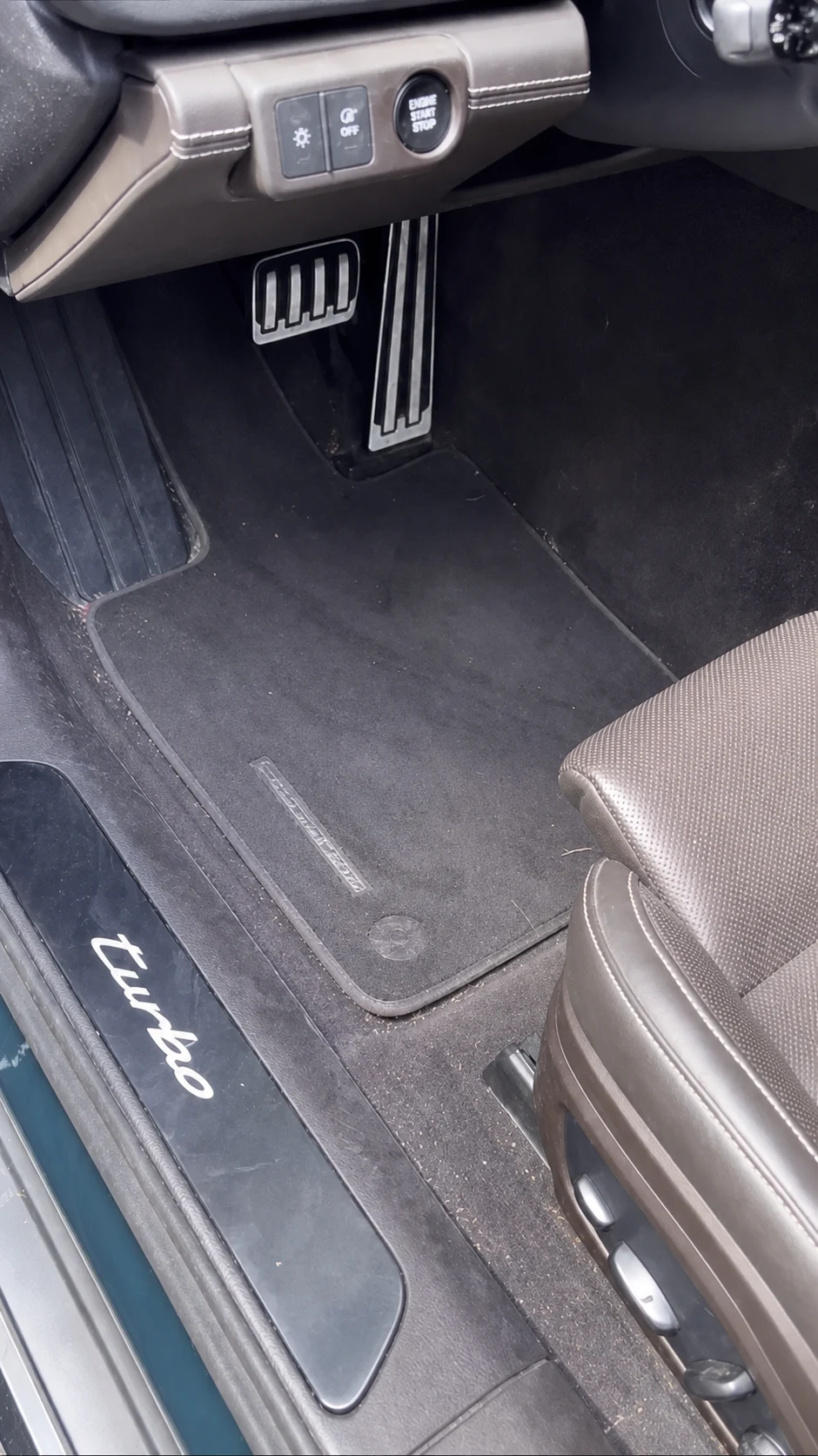 Porsche Fahrerfußraum vor der Reinigung